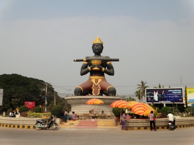 Statue de Ta Dambong à l\'entrée de Battambang