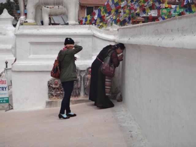Prière devant le stupa