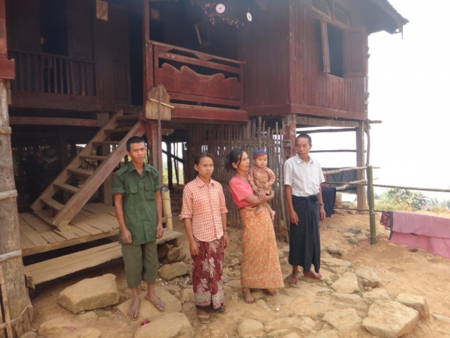 Apres une pause thé, cette famille birmane nous demande de les prendre en photo devant leur maison.