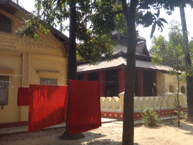 Dans la cours du monastere de Shwe In Bin Kyaung