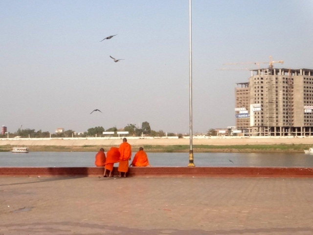 moines au bord du Mekong