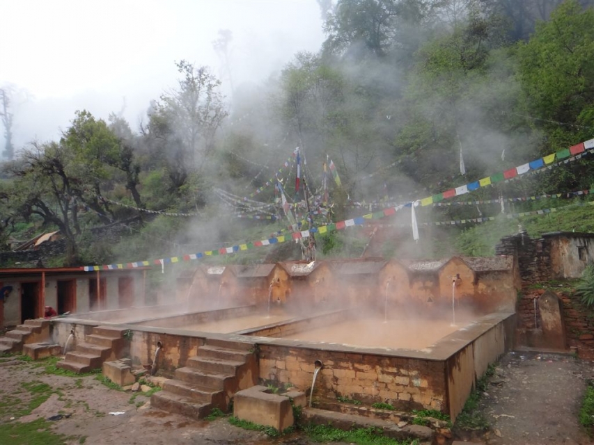 Village de Tatopani, source chaude. Tatopani signifie eau chaude en népalais.