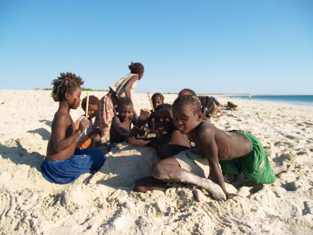 enfants malgache sur la plage