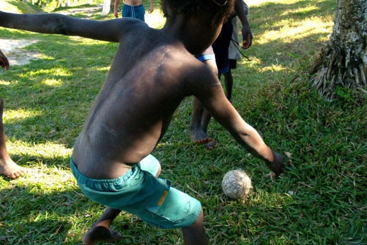 enfant jouant au foot