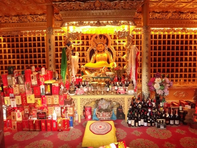 Offrandes sur un autel bouddhiste